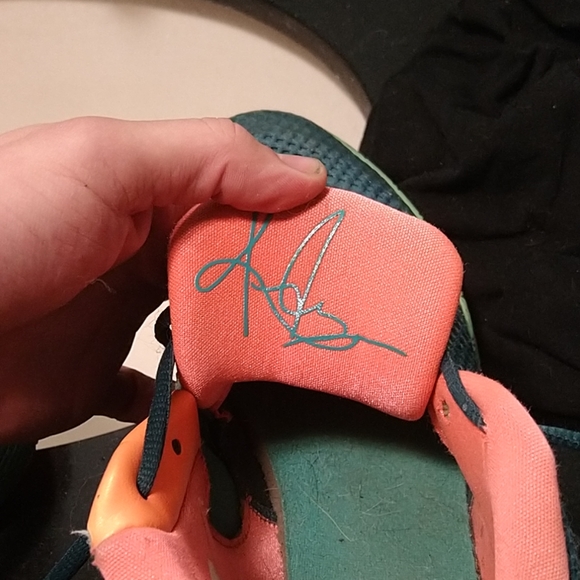 Nike Kyrie 2s - Picture 4 of 4